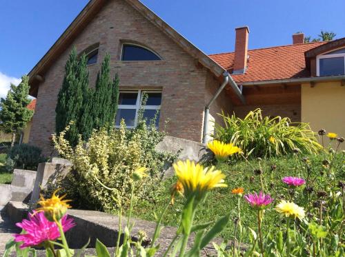 Taman di luar Apartments for Rent near Budapest