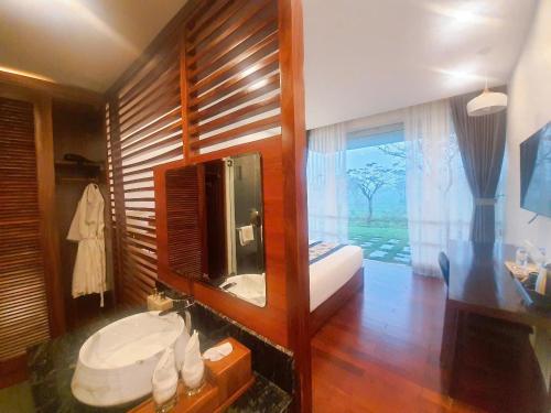 Un baño con lavabo y una gran ventana. en Villas Vedana Cuc Phuong, en Thượng Sung