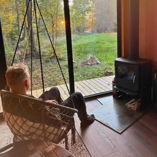 Televiisor ja/või meelelahutuskeskus majutusasutuses Here & Now Tiny House
