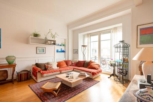 un salon avec un canapé et une table dans l'établissement HENRI IV - Family flat KEYWEEK with parking Biarritz Grande Plage, à Biarritz