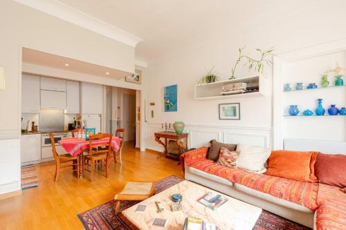 un salon avec un canapé et une table dans l'établissement HENRI IV - Family flat KEYWEEK with parking Biarritz Grande Plage, à Biarritz