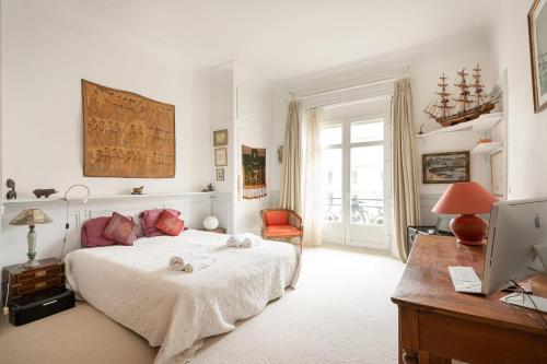 une chambre avec un lit et un bureau avec un ordinateur dans l'établissement HENRI IV - Family flat KEYWEEK with parking Biarritz Grande Plage, à Biarritz