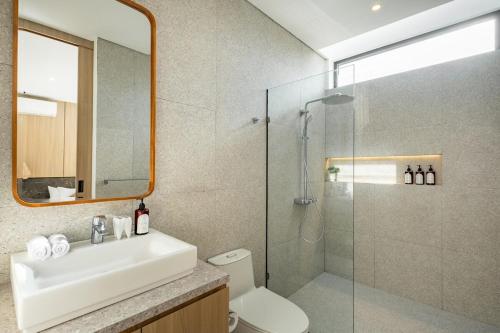 ein Badezimmer mit Waschbecken und Glasdusche in der Unterkunft Private Villa Ayra 8E by OriVista 10min to Melasti Beach in Uluwatu