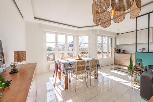 une cuisine avec une table et des chaises dans une pièce dans l'établissement Le Charles Albert - Appartement confortable proche du centre ville, à Annecy