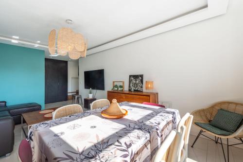 une salle à manger avec une table et des chaises dans l'établissement Le Charles Albert - Appartement confortable proche du centre ville, à Annecy