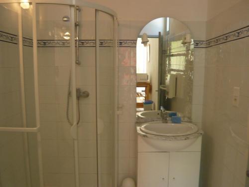 アヴィニョンにあるLe Mas De La Verdiereのバスルーム(シャワー、シンク、鏡付)