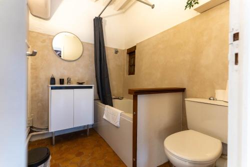 une salle de bain avec toilettes et lavabo dans l'établissement Charmant Studio - Centre ancien, à Caen