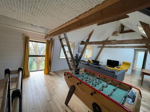 a living room with a pool table and a couch at Grange Plouer centre entre St Malo et Dinan in Plouër-sur-Rance