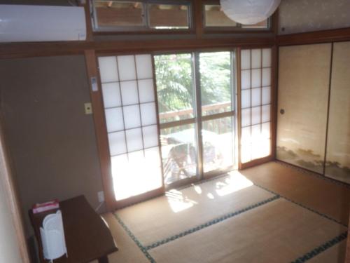 a room with a room with windows and a table at Kajikaen - Vacation STAY 57948v in Kawazu