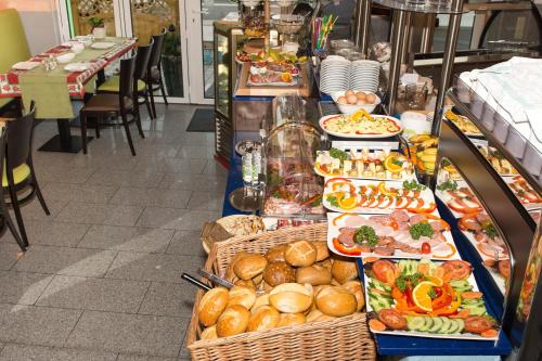 uma linha de buffet com muitos tipos diferentes de alimentos em Hotel Sonne am Meer em Norddeich