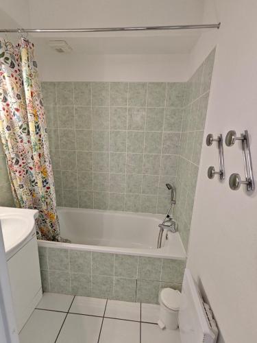 une salle de bain avec baignoire et toilettes dans l'établissement Casa Luma, à Saint-Saturnin-les-Avignon