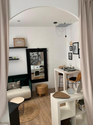 - un salon avec un miroir et une table dans l'établissement GUIGLIA - Le cosy des musiciens, a 8 min a pieds du Negresco, à Nice