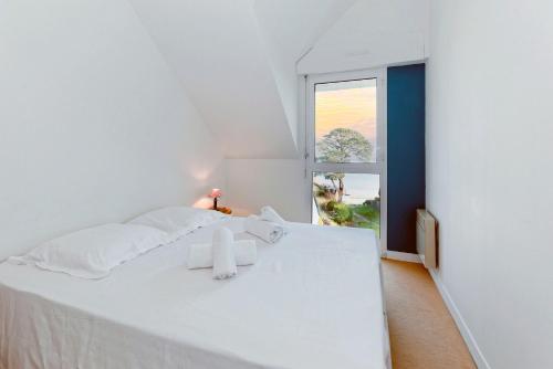 Ένα ή περισσότερα κρεβάτια σε δωμάτιο στο Le Panorama des Ébihens - Duplex vue mer