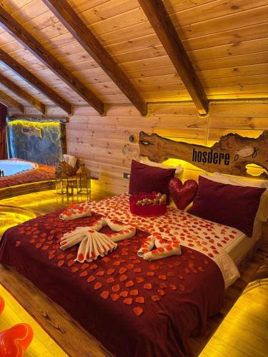 Ένα ή περισσότερα κρεβάτια σε δωμάτιο στο Hoşdere Bungalov