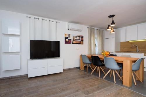 Apartment 4483-2 for 6 Pers in Kastel Kambelovac