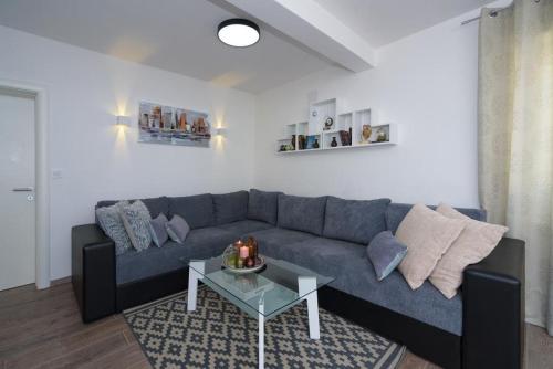 Apartment 4483-2 for 6 Pers in Kastel Kambelovac