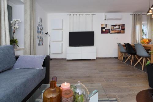 Apartment 4483-2 for 6 Pers in Kastel Kambelovac