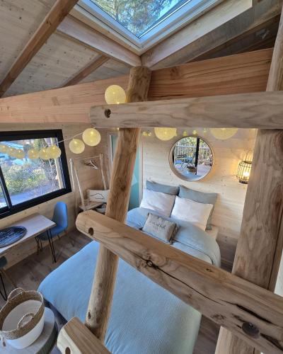 - une chambre dans une cabane en rondins avec un lit dans l'établissement La Cabane Aixoise Piscine & Jacuzzi, à Aix-en-Provence
