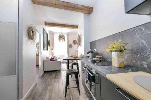 une cuisine avec un évier et un plan de travail dans l'établissement Saint Tropez - Old Village - Modern & Cosy Apartments, à Saint-Tropez