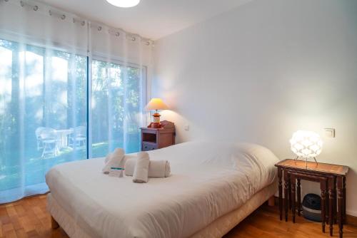 une chambre avec un grand lit et une grande fenêtre dans l'établissement Men Guen - A 250 m de la plage, à Carnac