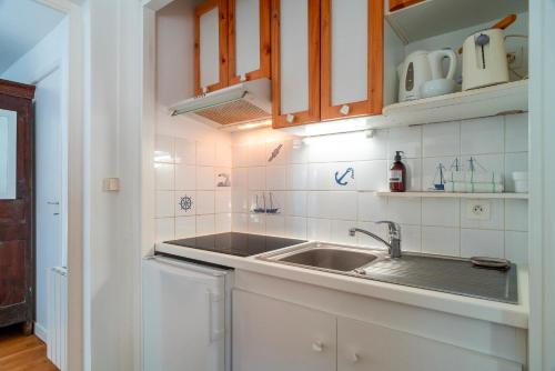 une cuisine avec un évier et un plan de travail dans l'établissement Men Guen - A 250 m de la plage, à Carnac