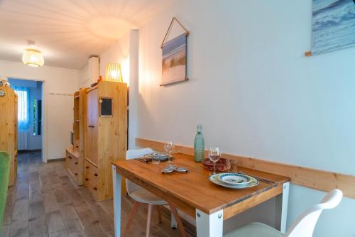 une salle à manger avec une table et des chaises en bois dans l'établissement Men Guen - A 250 m de la plage, à Carnac