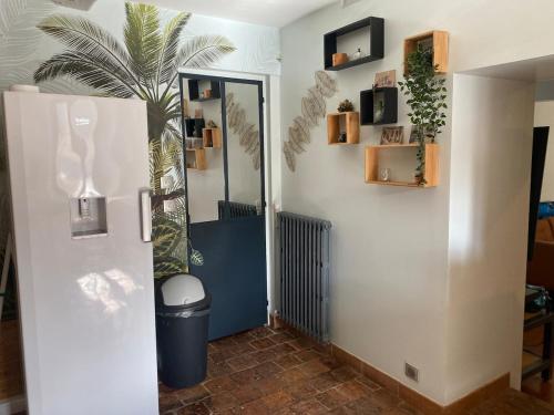 Cette chambre dispose d'un couloir avec un miroir et une plante. dans l'établissement Le Refuge de Valprofonde, à Villeneuve-sur-Yonne