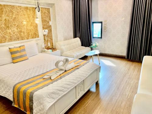Un dormitorio con una cama grande y una silla. en Jewel Hotel, en Ho Chi Minh