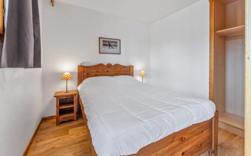 - une chambre avec un lit doté d'une couverture blanche dans l'établissement Résidence Les Hauts De Preclaux - Appartement montagnard aux Orres 1800 MAE-8921, aux Orres