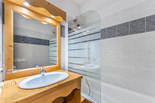 une salle de bain avec un lavabo et un miroir dans l'établissement Résidence Les Hauts De Preclaux - Appartement montagnard aux Orres 1800 MAE-8921, aux Orres