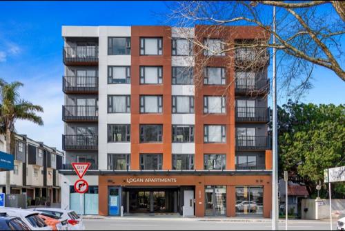 an apartment building on the corner of a street at Epsom Escape Stylish Apartment in Auckland