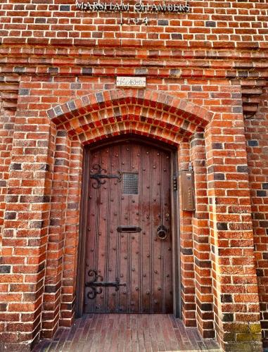 a brick building with a wooden door in it at Luxurious apartment-London-GerrardsCross-Wembley-Parking-sleeps4 in Gerrards Cross