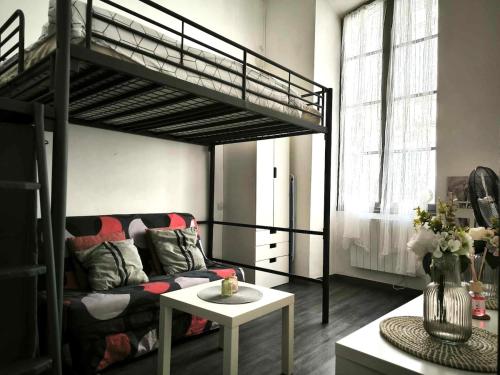 - un salon avec un canapé et des lits superposés dans l'établissement Appartement dans le cœur historique d'Avignon, à Avignon