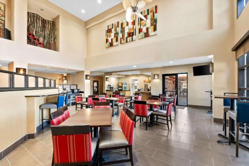 a dining room with tables and chairs in a restaurant at Comfort Suites Panama City near Tyndall AFB in Panama City