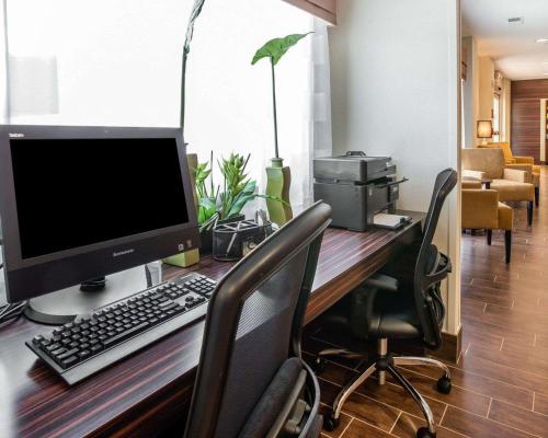 TV a/nebo společenská místnost v ubytování Sleep Inn Cartersville