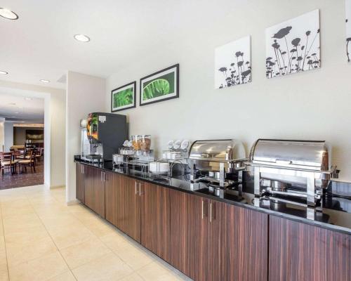 Příslušenství pro přípravu čaje a kávy v ubytování Sleep Inn Cartersville