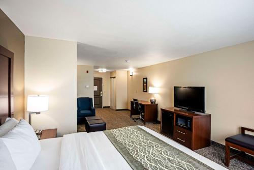 Μια τηλεόραση ή/και κέντρο ψυχαγωγίας στο Comfort Inn & Suites Independence