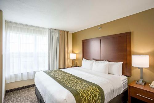 Ένα ή περισσότερα κρεβάτια σε δωμάτιο στο Comfort Inn & Suites Independence