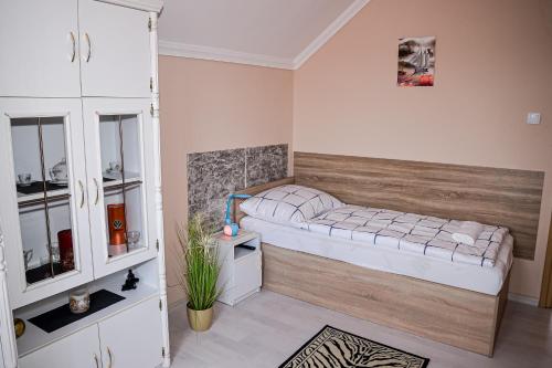 Postel nebo postele na pokoji v ubytování Hajnal Apartman