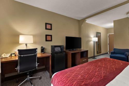 Телевизор и/или развлекательный центр в Comfort Inn Bordentown near NJ Turnpike