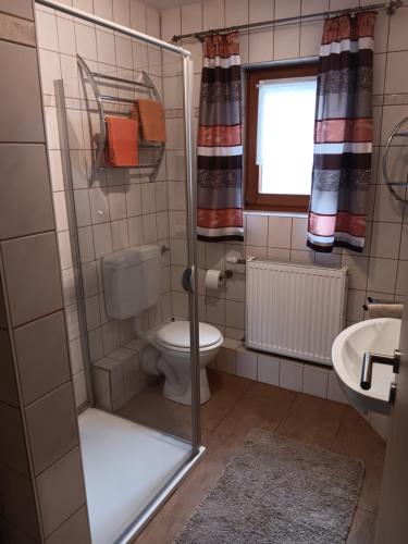 Ένα μπάνιο στο Ferienwohnung Waldesruh