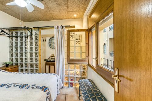 une chambre avec un lit et une fenêtre dans l'établissement Sol y Duna, à Palamós
