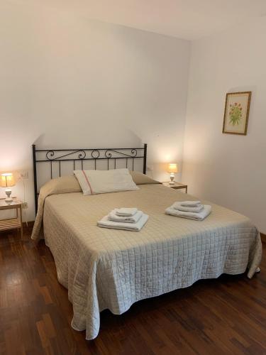 a bedroom with a bed with two towels on it at Agriturismo Podere Rondinaio in Lamporecchio