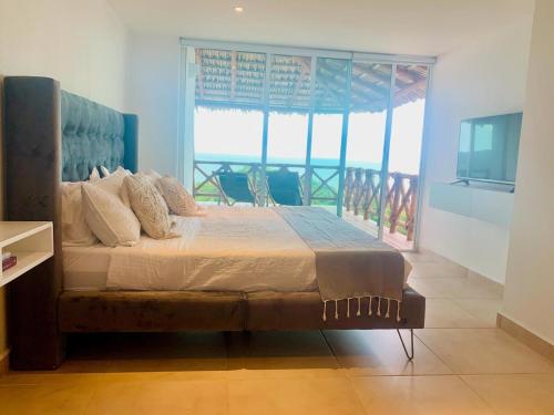 Un dormitorio con una cama con vista al mar. en The Best View in Brisas Marques, en Acapulco