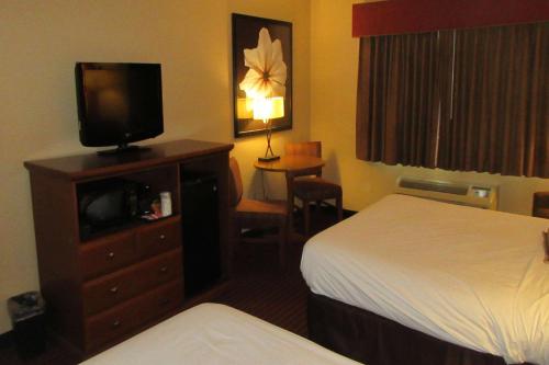 TV a/nebo společenská místnost v ubytování Quality Inn & Suites