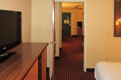 TV a/nebo společenská místnost v ubytování Quality Inn & Suites