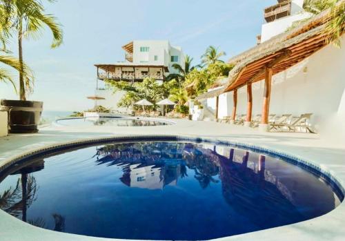 una piscina con vista al mar en The Best View in Brisas Marques, en Acapulco