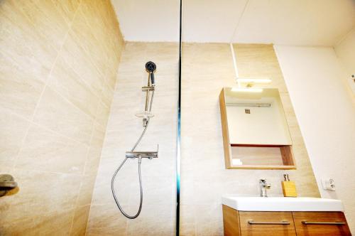 une salle de bain avec douche et lavabo dans l'établissement Plain-pied près du Lydia - Patio, wifi & parking, au Barcarès