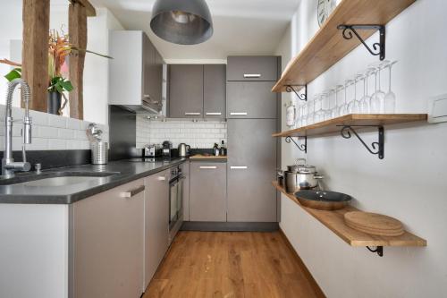 Stunning 1BR Flat with balcony near metro station