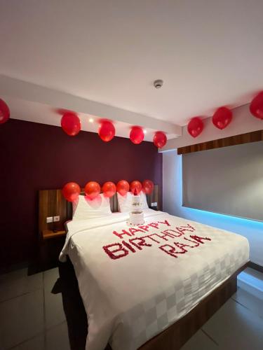 Una cama o camas en una habitación de Swiss-Belexpress Kuta Legian